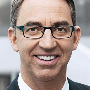 CEO verlässt Kuka: Dr. Till Reuter beendet sein Vorstandsamt bei der Kuka AG vorzeitig im Dezember. Peter Mohnen übernimmt die Funktion des Interims-CEO, Andreas Pabst die des Interims-CFO. Reuter ist seit fast zehn Jahren Vorstandsvorsitzender. Er trat 2009 in das Unternehmen ein und führte Kuka durch die Wirtschaftskrise. Gemeinsam mit dem Kuka-Team prägte Reuter die Strategie zu Industrie 4.0, kollaborativen Robotern und Wachstum in China.