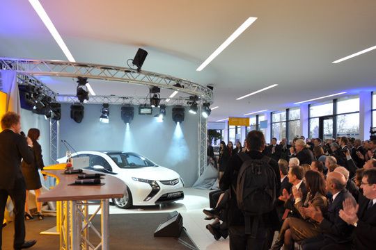 Als Höhepunkt des Festakts wurde ein Vorserien-Ampera enthüllt. (Archiv: Vogel Business Media)