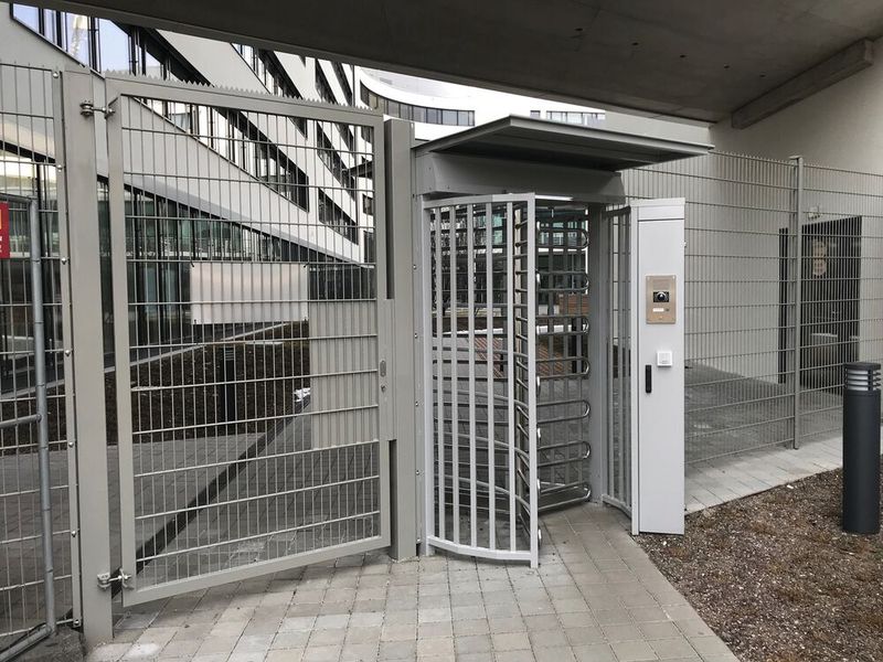 Zutrittssteuerung durch Vereinzelungsanlage inklusive Kamera (© Zabag)