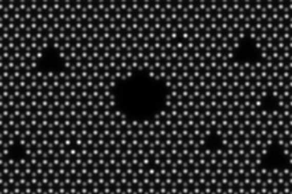 Weißes Graphen

Ein Forschungsteam der Universität Wien hat gezeigt, wie sich die Form von Nanoporen in hexagonalem Bornitrid gezielt auf atomarer Ebene steuern lässt. Durch Elektronenbestrahlung entstehen im Ultrahochvakuum kreisförmige Poren, während die Zugabe kleiner Mengen Sauerstoff zu dreieckigen Poren führt. Dieses neue Nanoporen-Engineering erschließt Anwendungen in Filtration, DNA-Sequenzierung, Katalyse und Quantentechnologien.

Zweidimensionales Hexagonales Bornitrid (hBN) ist auch als weißes Graphen bekannt. Im Gegensatz zu dem elektrisch leitenden „originalen“ Graphen ist weißes Graphen ein isolierendes Material aus einer einzigen Atomschicht. Es bildet eine stabile Barriere, die auch dazu genutzt werden kann, andere zweidimensionale Materialien wie Graphen vor ihrer Umgebung zu schützen. 
Das simulierte Mikroskopiebild oben zeigt hexagonales Bornitrid mit einer kreisförmigen Pore, die von dreieckigen Poren umgeben ist. Dunklere Kreise entsprechen einzelnen Boratomen, hellere Kreise Stickstoffatomen.


Hier geht‘s zur Originalmeldung
Wissenschaftsbild des Tages vom 24.9.2026
 (Bild: Umair Javed)
