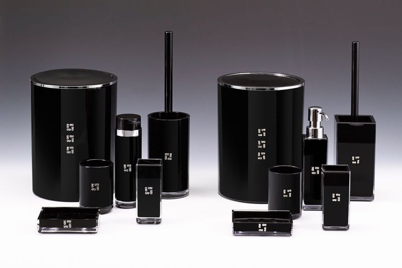 Die Bad-Accessoire-Serie „Royal“ stammt Original (links) von Immanuel Industrial aus Taiwan. Das Plagiat (rechts) wird durch einen deutschen Online-Händler über Amazon.de vertrieben. Trotz minimaler Designunterschiede bei zwei der Accessoires ist der Gesamteindruck der Serien identisch. Die Materialien sind beim Plagiat billig, die Anbringung der Strass-Steine schludrig. Die Plagiate wurden vom Markt genommen. (Aktion Plagiarius e.V.)