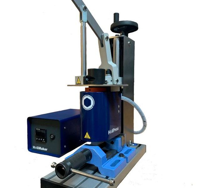 Eine Holipress von Holimaker etwas näher betrachtet. Mit ihr können thermpolastische Kunststoffe bis zu einer Temperatur von 320 °C verarbeitet werden. Das maximale Einspritzvolumen liegt je nach Variante bei 16 respektive 18 Kubikzentimetern. (Bild: Holimaker)