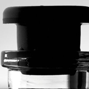 Kontrolle der Stopfenposition vor der Bördelung zur Sicherstellung einer einwandfreien Versiegelung des Verschlusses. Hier ist der Stopfen erhöht. Bild: Seidenader