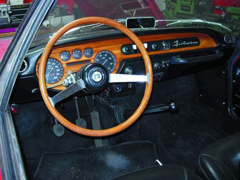 Fiat 500 Nuova: Hier ist ein Schadensgutachten nötig. Doch wer kennt die Preise und Arbeitswerte aus dem Jahr 1960? Kleines Bild: Instrumente und Lenkrad sind nicht ganz stilecht, da nachträgliche Abarth-Einbauten. (Archiv: Vogel Business Media)