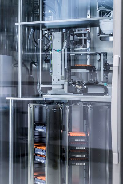 Teilansicht des Ultratieftemperaturlagers: Blick in den Transferbereich (-25 °C, Scannen der 2D-Barcodes), ... (Universitätsmedizin Essen)