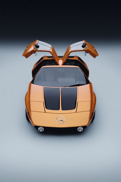 Mercedes-Benz C 111-II. Experimentalfahrzeug aus dem Jahr 1970. Studioaufnahme von vorn mit geöffneten Flügeltüren. (Bild: Mercedes-Benz AG)