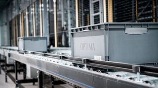Im Logistikzentrum der Optima-Unternehmensgruppe in Schwäbisch Hall-Hessental dauert es nur 60 s, bis ein Teil aus dem automatischen Kleinteilelager (AKL) ausgelagert ist. (Optima)