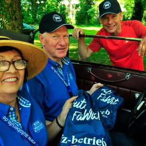 Glück im Los: Monika Karl und Rudi Hörr gewannen mit ihrem Mercedes 380 Kompressor (Baujahr 1933) den im Jahr 2017 von »kfz-betrieb« verlosten Startplatz. Stefan Zügner (re.), Leiter Marketing und Vertrieb bei Vogel Business Media, gratuliert.(Bild:  Zietz/»kfz-betrieb«)