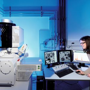 Abb. 1: Mit dem Magellan-Rasterelektronenmikroskop lassen sich simultane Oberflächen- und Transmissionsaufnahmen mit einer bis zu millionenfachen Vergrößerung erstellen und gleichzeitig nanometergenau analysieren.