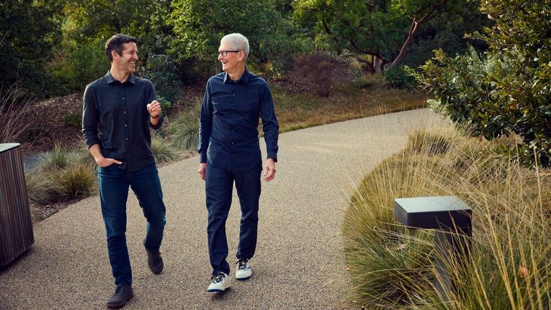 Gut geplante Nachfolgeregelung: Apple-CEO Tim Cook (r.) gibt nach 15 Jahren zum September seinen Posten an John Termus ab und wechselt in die Rolle des Verwaltungsratschefs.(Bild:  Apple)