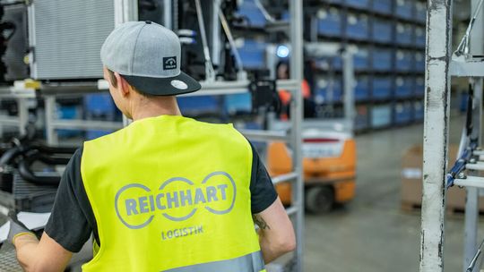 Seit über 55 Jahren bietet Reichhart Logistik mit Hauptsitz in Gilching bei München maßgeschneiderte Logistiklösungen in den Bereichen Transport-, Lager- und Werkslogistik sowie Sequenzierung und Montage.(Bild:  Reichhart Logistik)