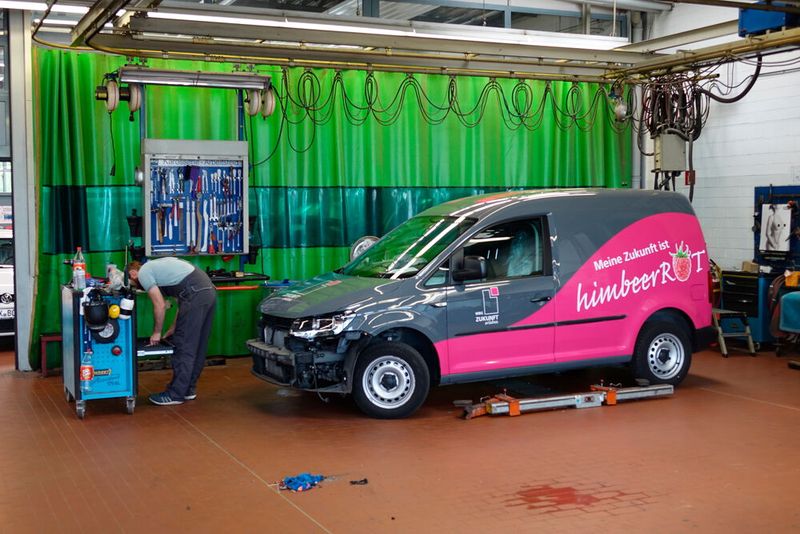 Unfallreparaturen werden an separierten Arbeitsplätzen erledigt. (Bild: Schreiner/»kfz-betrieb«)