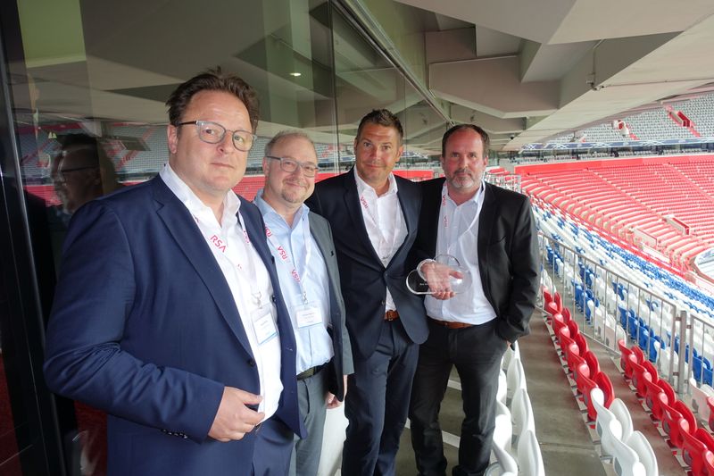 Anton Porok (v. l., RSA), Kristian Behrens und Stefan Ostermeyer (Arrow), stehen mit dem Gewinner Christopher Schmid (NTT Data), der in der Kategorie 