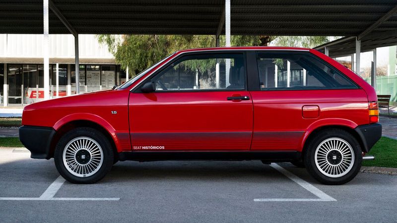 Porsche stimmte einer Vermarktung der Motoren unter dem Namen System Porsche zu, was wesentlich zum Erfolg des ersten Ibiza beitrug. Der Motor war in drei Hubraumvarianten (1,2 l, 1,5 l und 1,7 l angeboten), zum Teil mit einer Bosch-L-Jetronic ausgerüstet. Ab 1985 gab es den  Ibiza mit einem 1,7-Liter-Dieselmotor und 1986 wurde eine fünftürige Variante vorgestellt. (Bild: Seat)