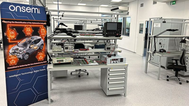 On Semiconductors neues Labor für Systemanwendungen in Elektrofahrzeugen bietet Hard- und Softwareausrüstung für die Entwicklung von Leistungshalbleiterlösungen. (Bild:  On Semiconductor)