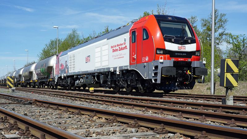 Die Zweikraft-Loks können sowohl mit Diesel- als auch Elektroantrieb fahren.