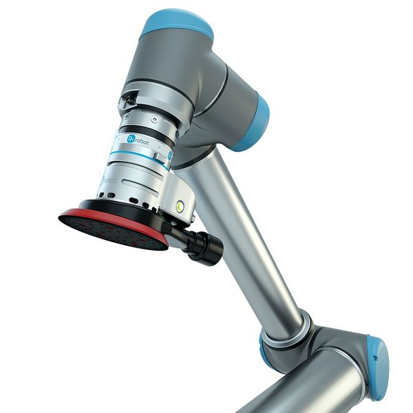 Das bisher stärkste Cobot Modell von Universal Robots, der UR16e, zeigt sich in einer Schleifanwendung. Mit der intuitiven Lösung Sander von On Robot können Anwender komplexe Schleif- und Polierprozesse ohne Vorkenntnisse automatisieren. Dank seines leistungsstarken Elektroantriebs kommt der Sander ohne externe Luftkompressoren aus. (Bild: Universal Robots)