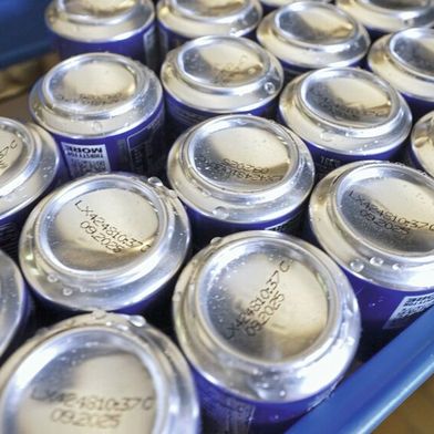 A key requirement is that the Leibinger marking systems print both bottle caps and beverage cans precisely and reliably. (Image:Leibinger)
