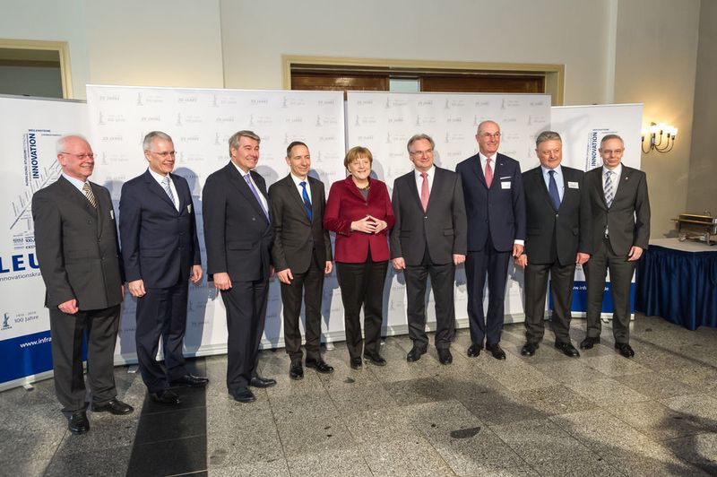 Gruppenfoto der Bundeskanzlerin mit den Gesellschaftern der InfraLeuna: v.r.n.l.: Klaus Paur, Geschäftsführer Leuna-Harze, Thomas Naujoks, Geschäftsführer Grundstücksfonds Sachsen-Anhalt, Dr. Wolfgang Büchele, Vorstandsvorsitzender Linde, Dr. Christof Günther, Geschäftsführer Infra Leuna, Bundeskanzlerin Dr. Angela Merkel, Dr. Reiner Haseloff, Ministerpräsident des Landes Sachsen-Anhalt, Jan De Clerk, Präsident Domo Group, Dr. Kiril Mateew, Geschäftsführer Infra Leuna Beteiligungs GmbH, Michael Vassiliadis, Vorsitzender der Industriegewerkschaft Bergbau, Chemie. (Bild: Egbert Schmidt)