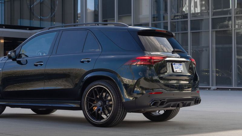 Ein SUV wurde in Paris möglicherweise zur Mordwaffe. Nun gibt es in Frankreich landesweite Proteste gegen die großvolumigen Autos im Stadtverkehr.(Bild:  Mercedes)