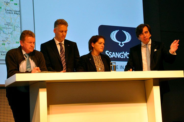 Nah am Handel: Ulrich Mehling (re.) mit den Außendienstlern Winfried Schiller, Torsten Maas und Janina Menke (v. li.). (Foto: Wehner)