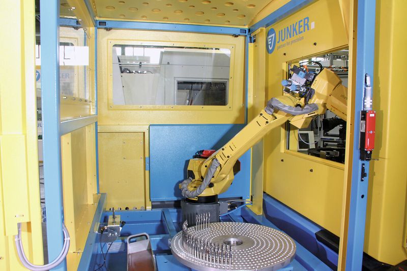 Die mannschaftsreduzierte Bearbeitung wird mit der Automationszelle Jurobot von Junker möglich. (Bild: Junker)