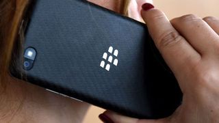 Eine Frau telefoniert mit einem Blackberry-Handy: Der Smartphone-Pionier wird aus der Entwicklung und Produktion von Endgeräten aussteigen. Dies sollen in Zukunft externe Partner übernehmen. Die Dritthersteller sollen dann eine Lizenzgebühr an Blackberry entrichten.   (Bild: Caroline Seidel/dpa-Bildfunk)