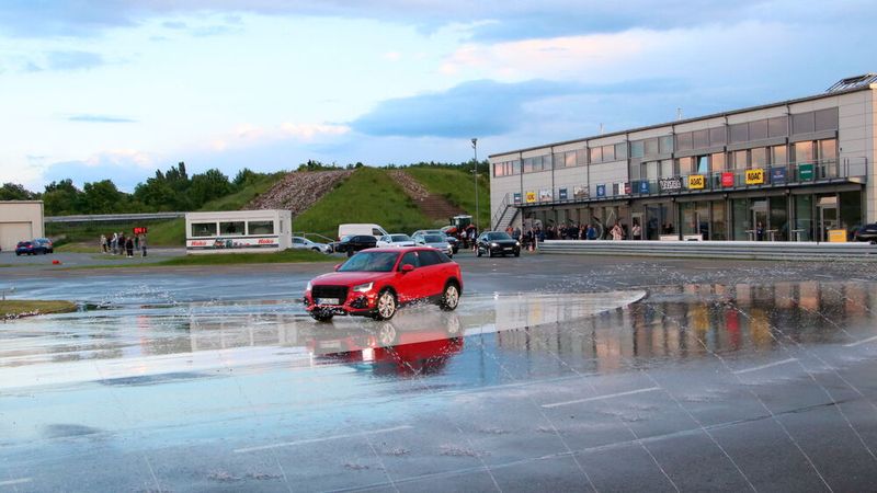 Wer die dynamische Bremswirkung an einem Pkw testen wollte, konnte im Kreisverkehr oder beim Ausweichmanöver Erfahrungen sammeln. (Bild: Klasing)