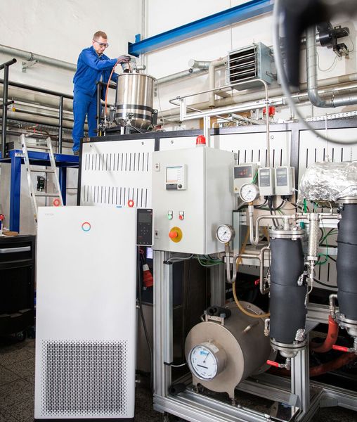 Pyrolyse-Drehrohrofen im Technikumsmaßstab mit eigens entwickelter Kondensationsanlage im Vordergrund. (Bild: Fraunhofer IKTS)