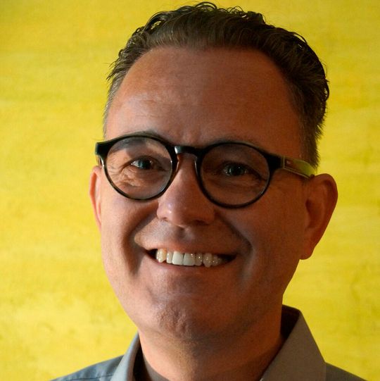 Der Autor Ralf Schlözer hat über 30 Jahre Erfahrung in der Druckindustrie und Druckmaschinenbau. Er ist freiberuflicher Technologieanalyst. Der Autor Ralf Schlözer hat über 30 Jahre Erfahrung in der Druckindustrie und Druckmaschinenbau. Er ist freiberuflicher Technologieanalyst.