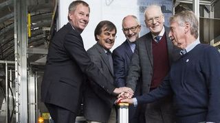 Mitte Oktober 2016: Prof. Oliver Kraft, Prof. Guido Drexlin, Prof. Johannes Blümer (alle KIT), Prof. Ernst-Wilhelm Otten, Universität Mainz, Prof. Hamish Robertson, University of Washington, Seattle (v.l.n.r.) begehen das „First Light“ der Teilchenwaage KATRIN. (Bild: Patrick Langer/KIT)