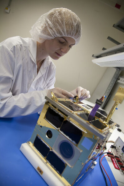 TUGSAT-1: Der Nanosatellit wurde an der TU Graz entwickelt, gebaut und getestet. (TU Graz/Lunghammer)