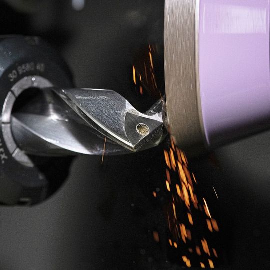 Die Geometrien der Werkzeuge werden vor dem Schleifen digital vermessen, die entsprechenden Geometrien direkt an die Schleifmaschine übertragen. Die Geometrien der Werkzeuge werden vor dem Schleifen digital vermessen, die entsprechenden Geometrien direkt an die Schleifmaschine übertragen.