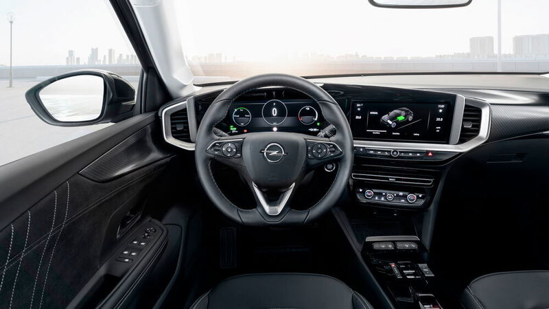Im Innenraum fällt der Blick des Fahrers zunächst auf zwei Displays. (Opel)