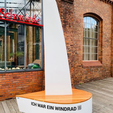 Das ist ein Hinweis von Wings for Living, dass in die Jahre gekommene Rotorblätter von Windkraftanlagen nicht unbedingt auf der Halde oder im Ofen landen müssen. (Bild: Wings for Living)