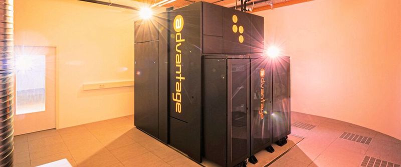Der Quantencomputer von D-Wave am Forschungszentrum Jülich, der angeblich als erster Quantencomputer Europas auf über 5000 Qubits zugreifen kann. Laut Branchenverband Bitkom denkt etwa jedes achte Großunternehmen in Deutschland bereits über einen praktischen Einsatz der Zukunftstechnologie nach. Quantencomputer seien nach Auffassung der Bitkom die beste Gelegenheit für Deutschland, verlorenen Boden im Bereich der IT wieder gutzumachen. Der Quantencomputer von D-Wave am Forschungszentrum Jülich, der angeblich als erster Quantencomputer Europas auf über 5000 Qubits zugreifen kann. Laut Branchenverband Bitkom denkt etwa jedes achte Großunternehmen in Deutschland bereits über einen praktischen Einsatz der Zukunftstechnologie nach. Quantencomputer seien nach Auffassung der Bitkom die beste Gelegenheit für Deutschland, verlorenen Boden im Bereich der IT wieder gutzumachen.