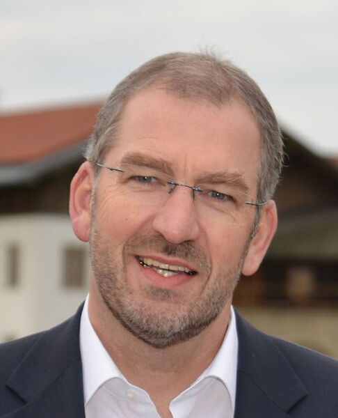 Helmut Prieschenk, Geschäftsführer Witron Logistik + Informatik GmbH, erklärt: „Wir haben immer das Ziel vor Augen, sehen die Logistik aus Sicht des Endkunden in der Filiale oder an der Haustüre.“ Das sei der Schlüssel zum langfristigen Erfolg. (Bild: Witron)