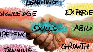 Unterstützen Führungskräfte ihre Mitarbeiter beim Bewältigen herausfordernder Aufgaben, begeben diese sich in eine Lernspirale. Das führt zu einem systematischen Ausbau ihrer Kompetenz und ihre Fähigkeit neue Herausforderungen zu meistern. (Bild: frei lizenziert)