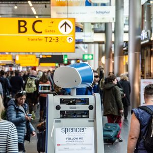 Spencer scannt die Bordpässe von Passagieren, prüft, ob die Gruppe vollständig ist und begleitet sie selbstständig durch den Flughafen. Reisende sollen mit dieser Hilfe immer rechtzeitig am richtigen Gate ankommen und Flughafenmitarbeiter entlastet werden.