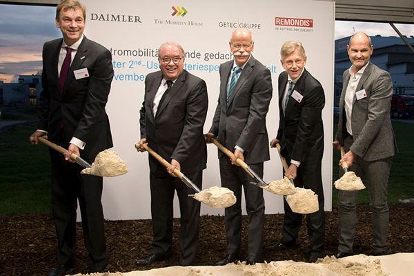Spatenstich für das Batteriespeicherprojekt in Lünen. Von links nach rechts: Klemens Rethmann (Rethmann Gruppe), Uwe Beckmeyer (Parl. Staatssekretär), Dieter Zetsche (CEO Daimler AG), Karl Gerhold (CEO Getec Group) und Thomas Raffeiner (CEO The Mobilty House). (Foto: Daimler)