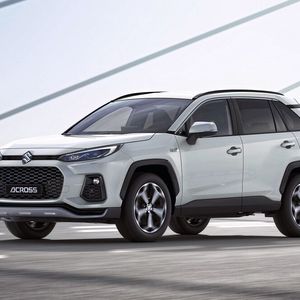 Im Herbst erweitert Suzuki sein SUV-Portfolio um den Across.(Bild:  Suzuki)