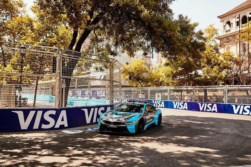 Nach seiner Präsentation in Santiago de Chile hat das neue BMW i8 Coupé Qualcomm Safety Car seinen ersten Renneinsatz beim ABB FIA Formula E Championship absolviert. (BMW)