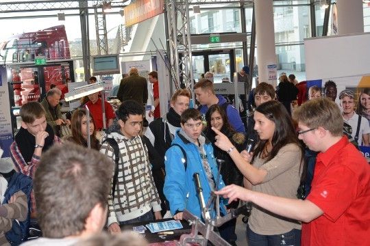Eine Moderatorin bringt den Jugendlichen die Autoberufe näher. (LV Bayern) (Archiv: Vogel Business Media)