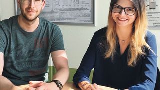 Dr. Corina Andronescu und Doktorand Stefan Barwe (Ruhr-Universität Bochum)