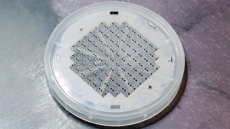 Quantenprozessor mit Ionenfallen-Technologie: Das Bild zeigt einen Drei-Zoll-Wafer mit mikrofabrizierten Quantenprozessoren auf Basis der Ionenfallen-Technologie. 