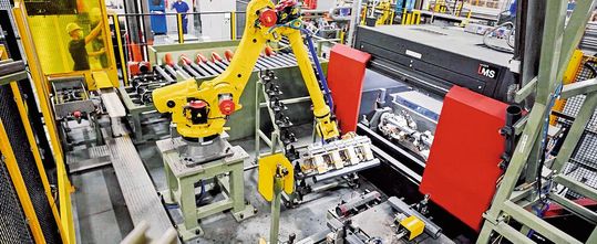 Bei der Implementierung der Laserschneidanlage L-MS für einen Automobilhersteller hat BOS Innovations auch automatisierte Belade-, Prüf- und Entgrattechnologien integriert. Bei der Implementierung der Laserschneidanlage L-MS für einen Automobilhersteller hat BOS Innovations auch automatisierte Belade-, Prüf- und Entgrattechnologien integriert.