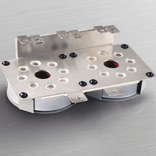 Bild 1: Diese neue Stromschienen-Kondensator-Baugruppe kombiniert eine laminierte Sammelschiene mit einem ringförmigen Kondensator mit niedrigem Profil für eine verbesserte Stromverarbeitungsfähigkeit in einem kompakten Formfaktor.(Bild:  Rogers)