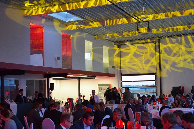 Dazu sorgten Lichteffekte für eine nicht mehr ganz CI-konforme Optik. (Foto: Grimm)