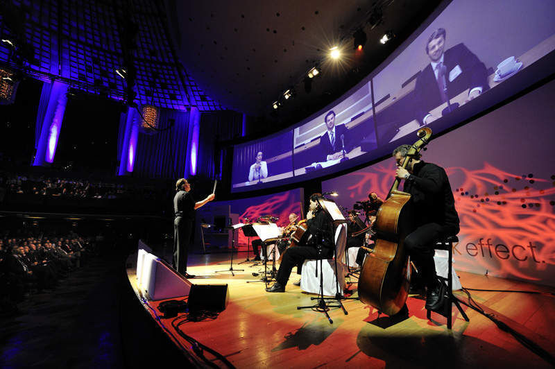 Zur Eröffnung der Cisco Expo 2009 gab es ein klassisches Konzert, bei dem nur das Orchester und der Dirigent vor Ort waren... (Archiv: Vogel Business Media)