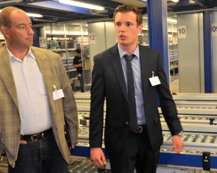 Philipp Starke (r.), zuständig fuer Qualitätssicherung, zeigte den „Nicht-in-Ordnung-(NIO-)Platz“.  (IT-BUSINESS)